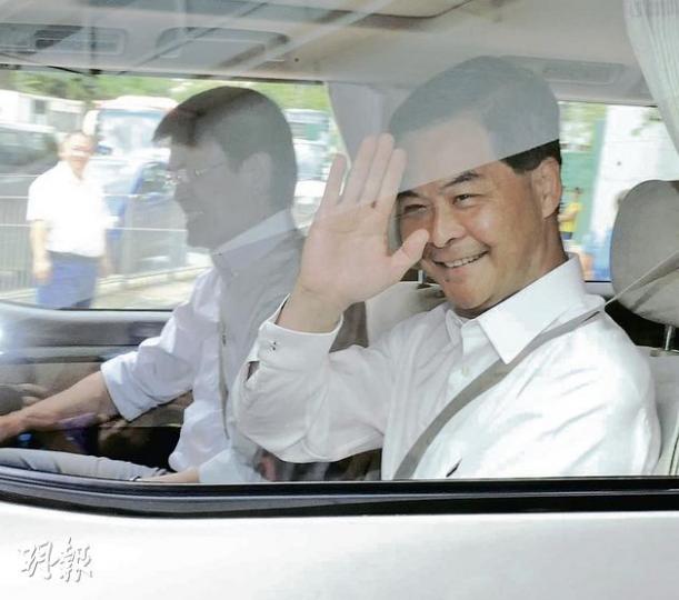被指「幕後控制」戴德梁行的特首梁振英(圖)昨再解畫,重申會以信託形式持有DTZ Holdings PLC Company和Wintrack Worldwide Ltd股份。(劉焌陶攝) 被指「幕後控制」戴德梁行的特首梁振英(圖)昨再解畫,重申會以信託形式持有DTZ Holdings PLC Company和Wintrack Worldwide Ltd股份。(劉焌陶攝)