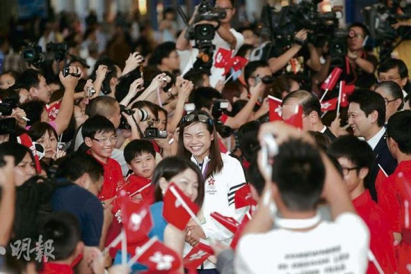 政府為一眾香港奧運代表團運動員舉行歡迎儀式,為本港單車隊於今屆奧運取得「零的突破」的李慧詩(中),甫踏入接機大堂即獲大批小朋友手持區旗夾道歡迎,李慧詩笑得合不攏嘴。(李紹昌攝) 在今屆倫敦奧運摘銅的李慧詩(右四),昨日隨香港奧運代表團返港,在政府於機場舉行的歡迎儀式中,與教練沈金康(右三)、「師兄」黃金寶(右一)及一眾單車隊隊員合照。(李紹昌攝) 政府為一眾香港奧運代表團運動員舉行歡迎儀式,為本港單車隊於今屆奧運取得「零的突破」的李慧詩(中),甫踏入接機大堂即獲大批小朋友手持區旗夾道歡迎,李慧詩笑得合不攏嘴。(李紹昌攝) 在今屆倫敦奧運摘銅的李慧詩(右四),昨日隨香港奧運代表團返港,在政府於機場舉行的歡迎儀式中,與教練沈金康(右三)、「師兄」黃金寶(右一)及一眾單車隊隊員合照。(李紹昌攝)