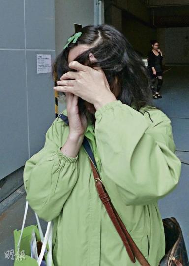 被告郭藝梅(圖)被指代為保管事主金表後,不僅據為己有,更拿去典當,事後只歸還當票。她昨日穿上一身綠色裝束到庭受審。(何偉畧攝) 被告郭藝梅(圖)被指代為保管事主金表後,不僅據為己有,更拿去典當,事後只歸還當票。她昨日穿上一身綠色裝束到庭受審。(何偉畧攝)