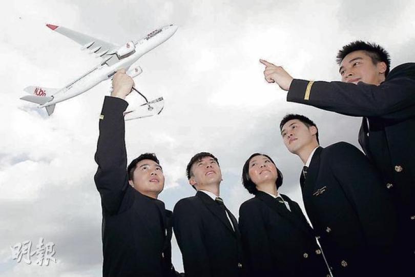 港龍新一批36名見習機師於7月完成訓練,當中包括女機師之一的郭佩瑩(中),她直言女性體力比男性不足,要勤加鍛煉。圖為郭與同期另外4名見習機師。(李紹昌攝) 港龍新一批36名見習機師於7月完成訓練,當中包括女機師之一的郭佩瑩(中),她直言女性體力比男性不足,要勤加鍛煉。圖為郭與同期另外4名見習機師。(李紹昌攝)