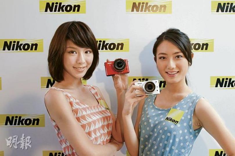(攝影﹕林俊源) (攝影﹕林俊源) 鮮橙色的Nikon J2,讓換鏡頭數碼相機有更出「色」的選擇。(售價待定)(攝影﹕林俊源) Nikon J系列專用潛水殼,方便水底拍攝。(售價待定)(攝影﹕林俊源) Nikon J2備有全新鏡頭,但外形與上一代J1相差不遠。(攝影﹕林俊源) J2的操作按鍵更大,使用相機每項功能更輕鬆。(攝影﹕林俊源) 備有彈出閃燈,讓Nikon J2有基本補光能力。(攝影﹕林俊源) 快門鍵及攝錄鍵位置相近,方便操控。(攝影﹕林俊源) Nikon J2升級了的屏幕,觀看相片更輕 (攝影﹕林俊源) (攝影﹕林俊源) 鮮橙色的Nikon J2,讓換鏡頭數碼相機有更出「色」的選擇。(售價待定)(攝影﹕林俊源) Nikon J系列專用潛水殼,方便水底拍攝。(售價待定)(攝影﹕林俊源) Nikon J2備有全新鏡頭,但外形與上一代J1相差不遠。(攝影﹕林俊源) J2的操作按鍵更大,使用相機每項功能更輕鬆。(攝影﹕林俊源) 備有彈出閃燈,讓Nikon J2有基本補光能力。(攝影﹕林俊源) 快門鍵及攝錄鍵位置相近,方便操控。(攝影﹕林俊源) Nikon J2升級了的屏幕,觀看相片更輕