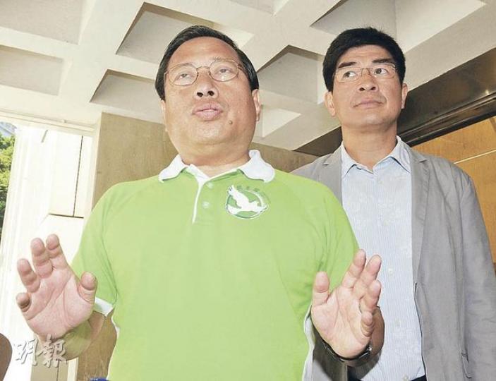 何俊仁(左)就特首的僭建問題提出選舉呈請,要求推翻選舉結果,他昨由單仲偕陪同到庭。(劉焌陶攝) 代表梁振英的資深大律師莫樹聯(圖)昨指出,一旦特首獲中央任命並正式上任,法庭不應處理選舉呈請。(劉焌陶攝) 何俊仁(左)就特首的僭建問題提出選舉呈請,要求推翻選舉結果,他昨由單仲偕陪同到庭。(劉焌陶攝) 代表梁振英的資深大律師莫樹聯(圖)昨指出,一旦特首獲中央任命並正式上任,法庭不應處理選舉呈請。(劉焌陶攝)