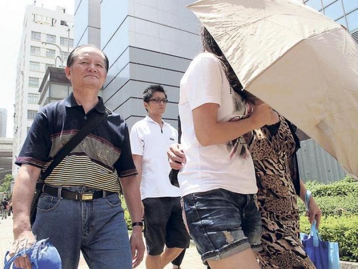被告陳林煥貞(右一)在丈夫(左起)、兒子及女親友陪同下離開法庭。其兒子稱,母親及其餘保安員只是應房署主任要求提供假水表紀錄,均是無辜的。(余卓善攝) 被告陳林煥貞(右一)在丈夫(左起)、兒子及女親友陪同下離開法庭。其兒子稱,母親及其餘保安員只是應房署主任要求提供假水表紀錄,均是無辜的。(余卓善攝)