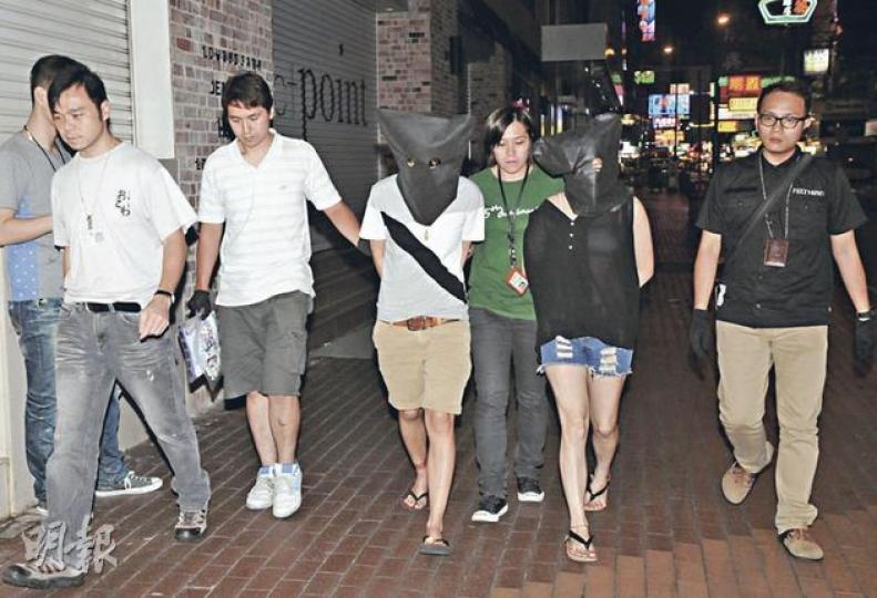 一對疑假扮「同性情侶」女拆家身上檢獲約值5萬元「K仔」。警方將二人拘捕,稍後帶回二人奶路臣街遠東大廈寓所搜查。(蔡方山攝) 一對疑假扮「同性情侶」女拆家身上檢獲約值5萬元「K仔」。警方將二人拘捕,稍後帶回二人奶路臣街遠東大廈寓所搜查。(蔡方山攝)