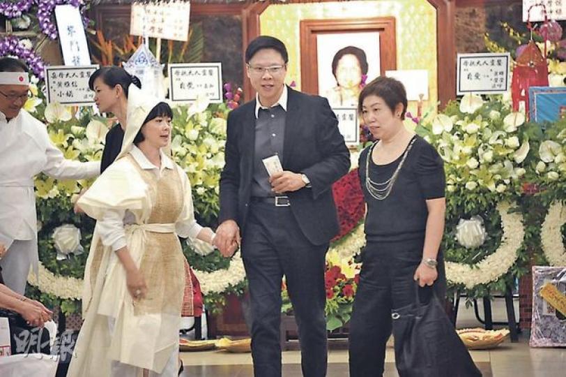 陳志雲親到場向查小欣母親致祭,以示大家工作關係結束,但仍保持友情。(攝影/記者﹕陳釗) 陳志雲親到場向查小欣母親致祭,以示大家工作關係結束,但仍保持友情。(攝影/記者﹕陳釗)