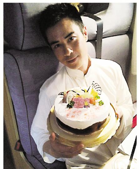 嘉穎43歲生日,收到洪天明所送蛋糕感開心。(微博圖片) 嘉穎在工作之餘亦與粉絲們一起慶祝生日。(微博圖片) 鄭嘉穎耍出葉問的詠春拳有板有眼。(微博圖片) 嘉穎43歲生日,收到洪天明所送蛋糕感開心。(微博圖片) 嘉穎在工作之餘亦與粉絲們一起慶祝生日。(微博圖片) 鄭嘉穎耍出葉問的詠春拳有板有眼。(微博圖片)