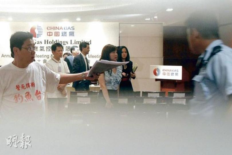 中國燃氣昨日開股東會開到要報警,相當戲劇性,人稱「Paul哥」的王先生(圖左)因為管理層唔回應佢嘅問題,情緒一度激動,最後要出動阿sir調停(右)。(林俊源攝) 中國燃氣昨日開股東會開到要報警,相當戲劇性,人稱「Paul哥」的王先生(圖左)因為管理層唔回應佢嘅問題,情緒一度激動,最後要出動阿sir調停(右)。(林俊源攝)