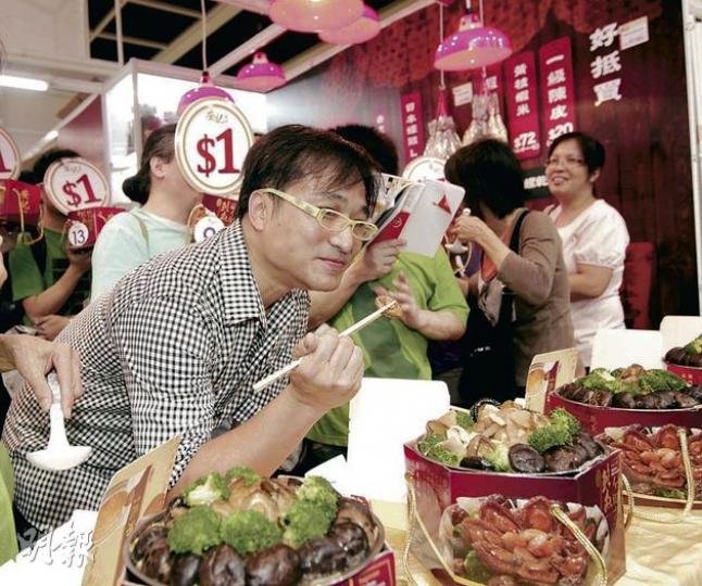 安記海味今年推出「1元鮑魚盆菜」招徠,吸引大批市民一早到會場排隊搶購,但有市民投訴安排不當。(郭慶輝攝) (明報製圖) 安記海味今年推出「1元鮑魚盆菜」招徠,吸引大批市民一早到會場排隊搶購,但有市民投訴安排不當。(郭慶輝攝) (明報製圖)
