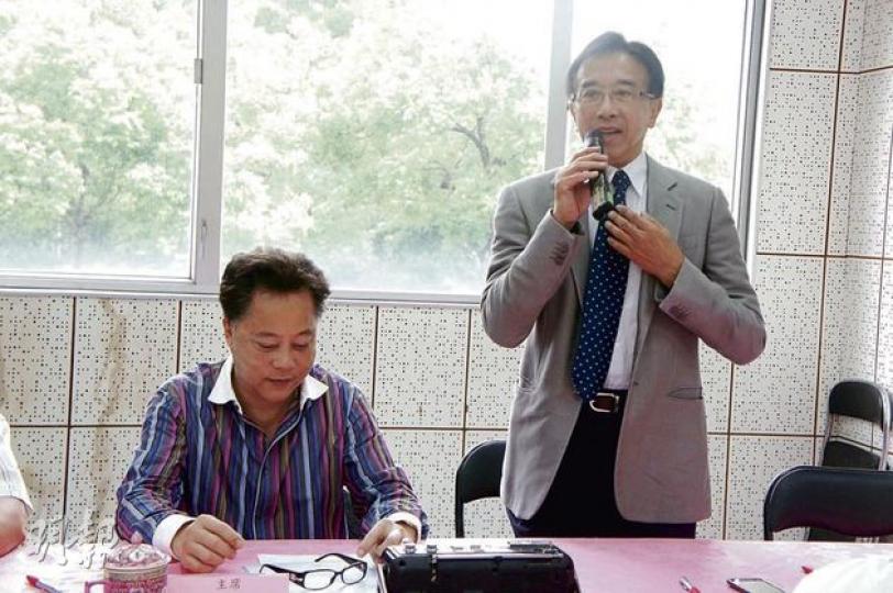 自由黨田北俊(右)得到上水鄉委會主席侯志強(左)支持出選新東,但噚日田少去上水拉票時唔熟悉新東議題,令部分村代表不滿,侯志強急急解圍。(梁杏怡攝) 民建聯陳克勤去上水鄉委會拉票時話,雖然已知上水鄉委「屬意」田北俊,但自己選情告急,期望鄉委分少少票畀佢。(梁杏怡攝) 自由黨田北俊(右)得到上水鄉委會主席侯志強(左)支持出選新東,但噚日田少去上水拉票時唔熟悉新東議題,令部分村代表不滿,侯志強急急解圍。(梁杏怡攝) 民建聯陳克勤去上水鄉委會拉票時話,雖然已知上水鄉委「屬意」田北俊,但自己選情告急,期望鄉委分少少票畀佢。(梁杏怡攝)