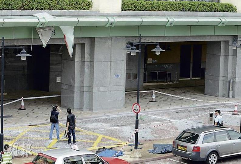 男子疑因工作壓力從46樓單位躍下,撞穿平台的玻璃墮地死亡,被撞破的玻璃邊緣留下血迹(左上),警員在場拍照調查。(蔡方山攝) 被丈夫以刀刺傷的妻子留醫瑪嘉烈醫院,情况嚴重。(林錫禮攝) 疑因工作壓力跳樓的男子送院不治,屍體由仵工舁送殮房。(林錫禮攝) 男子疑因工作壓力從46樓單位躍下,撞穿平台的玻璃墮地死亡,被撞破的玻璃邊緣留下血迹(左上),警員在場拍照調查。(蔡方山攝) 被丈夫以刀刺傷的妻子留醫瑪嘉烈醫院,情况嚴重。(林錫禮攝) 疑因工作壓力跳樓的男子送院不治,屍體由仵工舁送殮房。(林錫禮攝)