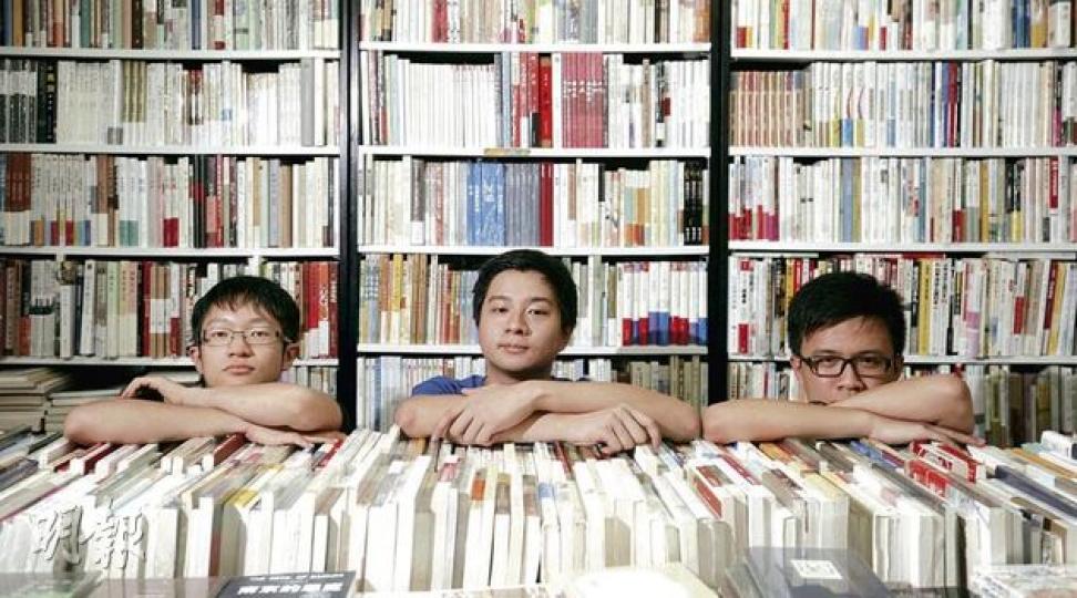 珠海學院畢業生David(中)於網上發起大專生義補行動,一旦罷課,將動員逾百義工為受影響的中小學生免費補習。圖左、右分別為參加者Toby及Henry。(余俊亮攝) 珠海學院畢業生David(中)於網上發起大專生義補行動,一旦罷課,將動員逾百義工為受影響的中小學生免費補習。圖左、右分別為參加者Toby及Henry。(余俊亮攝)