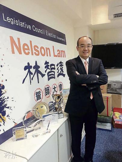 獲陳茂波力捧的會計界候選人林智遠,承認陳捲入劏房事件影響其選情,但他認為現在搞選舉工程反而更放、沒有包袱。(林凱旻攝) 獲陳茂波力捧的會計界候選人林智遠,承認陳捲入劏房事件影響其選情,但他認為現在搞選舉工程反而更放、沒有包袱。(林凱旻攝)