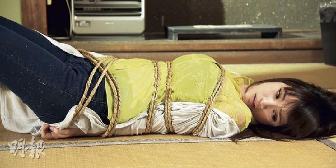 柳岩慘被五花大綁,未知男粉絲會否很心痛?(攝影﹕娛樂組) 柳岩(左)喜與鍾麗緹(右)鬥戲。(攝影﹕娛樂組) 柳岩慘被五花大綁,未知男粉絲會否很心痛?(攝影﹕娛樂組) 柳岩(左)喜與鍾麗緹(右)鬥戲。(攝影﹕娛樂組)