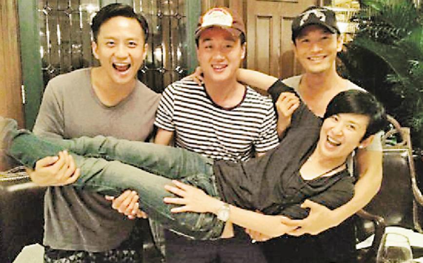 吳君如被佟大為、鄧超及黃曉明抱起,惹人羨慕。(微博圖片) 吳君如被佟大為、鄧超及黃曉明抱起,惹人羨慕。(微博圖片)