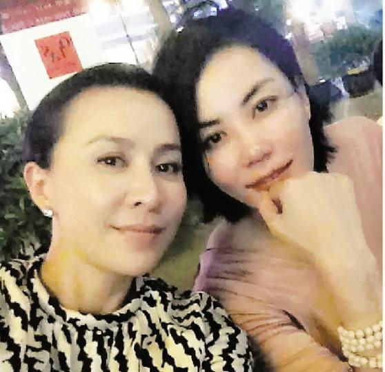 嘉玲與王菲姊妹情深。(微博圖片) 嘉玲與王菲姊妹情深。(微博圖片)