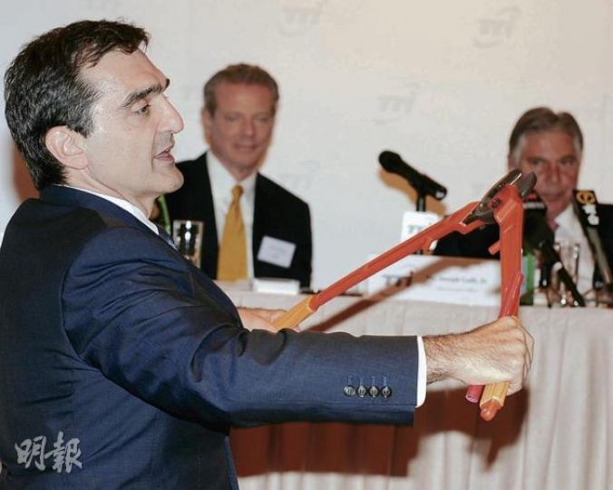 創科行政總裁Joseph Galli(左一)在業績會上展示產品,他表示,上半年公司的市佔率提升10個百分點,預計下半年銷售仍可保持中至高單位數銷售增長。右一為主席Horst Julius Pudwill。(劉焌陶攝) 創科行政總裁Joseph Galli(左一)在業績會上展示產品,他表示,上半年公司的市佔率提升10個百分點,預計下半年銷售仍可保持中至高單位數銷售增長。右一為主席Horst Julius Pudwill。(劉焌陶攝)