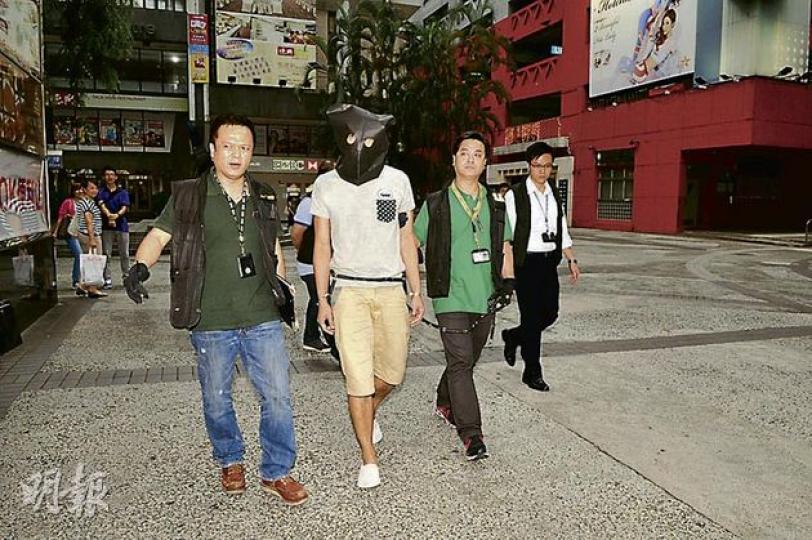 警方昨拘捕一名涉及近期油尖區最少5宗盜竊案的男子,將其黑布蒙頭押至犯案現場調查。(衛永康攝) 警方昨拘捕一名涉及近期油尖區最少5宗盜竊案的男子,將其黑布蒙頭押至犯案現場調查。(衛永康攝)