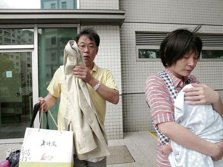 涉串謀30間食肆更改電表及煤氣表的被告羅廣(左),其女友昨抱着兩個月大的兒子冒3號風球,急籌萬元為男友擔保外出。(余卓善攝) 涉串謀30間食肆更改電表及煤氣表的被告羅廣(左),其女友昨抱着兩個月大的兒子冒3號風球,急籌萬元為男友擔保外出。(余卓善攝)