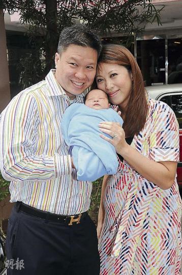 李樂詩與小兒子在丈夫Ted Lee護送下出院。(攝影/記者:鍾偉茵) 李樂詩與小兒子在丈夫Ted Lee護送下出院。(攝影/記者:鍾偉茵)