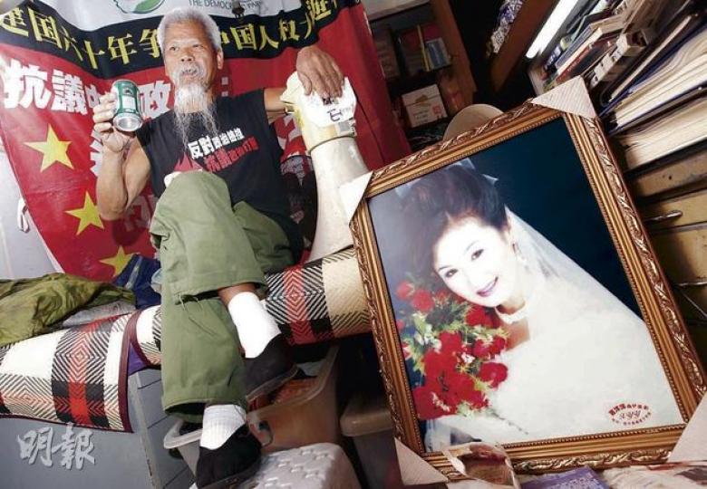 保釣中堅古思堯償了登釣魚島心願,內地妻兒今日又會到港,雙喜臨門,他興致特別好,昨日訪問一個接一個也毫不厭倦。旁為其妻子的照片。(李紹昌攝) 保釣中堅古思堯償了登釣魚島心願,內地妻兒今日又會到港,雙喜臨門,他興致特別好,昨日訪問一個接一個也毫不厭倦。旁為其妻子的照片。(李紹昌攝)