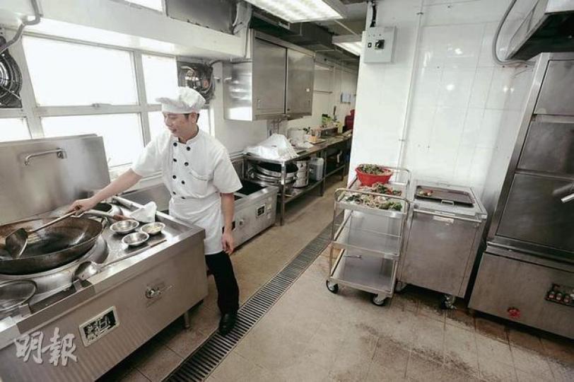 新廚房 惜食堂的中央廚房佔地1800呎,可容納冷藏、儲存及食物處理工序,每日生產量最高可達2000份飯餐。 (尹錦恩攝)成立「惜食堂」的小寶慈善基金主席董愛麗指出,新設的中央廚房,可將每日生產飯餐增至逾千份,冀能轉贈更多有需要人士。(尹錦恩攝) 新廚房 惜食堂的中央廚房佔地1800呎,可容納冷藏、儲存及食物處理工序,每日生產量最高可達2000份飯餐。 (尹錦恩攝)成立「惜食堂」的小寶慈善基金主席董愛麗指出,新設的中央廚房,可將每日生產飯餐增至逾千份,冀能轉贈更多有需要人士。(尹錦恩攝)