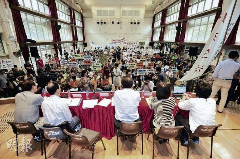 新界東北發展區諮詢會原定昨日舉行,最終因場面混亂腰斬改期。 (鄧宗弘攝)新界東北新發展區第三階段諮詢會舉行前,場外逾百名村民一度與警方推撞,要求進入會場表達意見。(鄧宗弘攝)新界東北新發展區諮詢會昨於粉嶺舉行,村民斥責政府假諮詢,要求還地於民,強調不遷不拆。(鄧宗弘攝)(明報製圖) 新界東北發展區諮詢會原定昨日舉行,最終因場面混亂腰斬改期。 (鄧宗弘攝)新界東北新發展區第三階段諮詢會舉行前,場外逾百名村民一度與警方推撞,要求進入會場表達意見。(鄧宗弘攝)新界東北新發展區諮詢會昨於粉嶺舉行,村民斥責政府假諮詢,要求還地於民,強調不遷不拆。(鄧宗弘攝)(明報製圖)