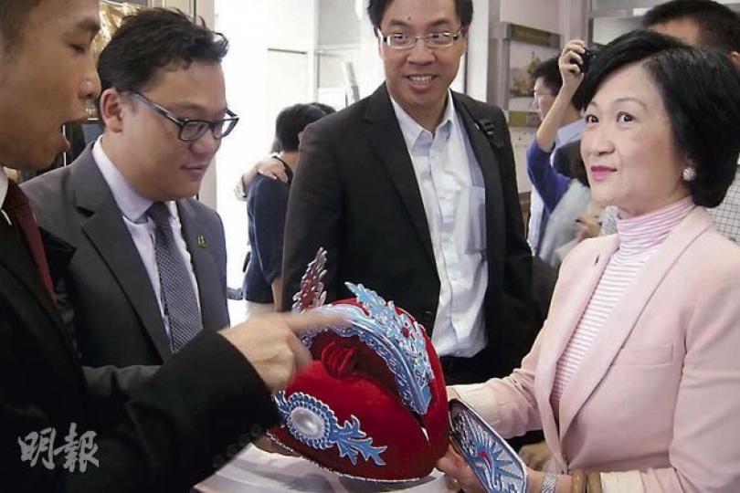 選舉論壇後,人民力量歐陽英傑(左一)、劉嘉鴻(左二)等人欲將官帽贈予新民黨葉劉淑儀(右一),諷刺她經常想做官,但葉太拒收。右二為新民黨黃楚峰。(林景輝攝) 選舉論壇後,人民力量歐陽英傑(左一)、劉嘉鴻(左二)等人欲將官帽贈予新民黨葉劉淑儀(右一),諷刺她經常想做官,但葉太拒收。右二為新民黨黃楚峰。(林景輝攝)