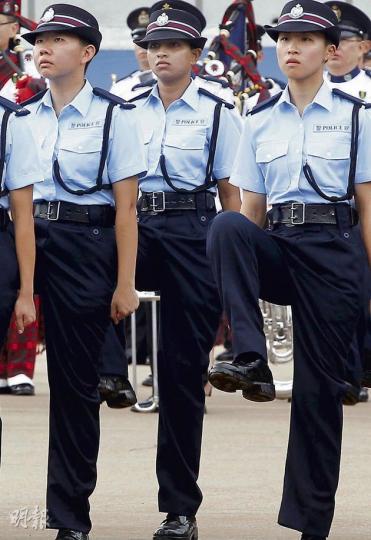 1997年以來首名巴裔女警Heina(圖)昨在警察學院參加結業會操,她稱自小已對警隊工作有濃厚興趣,期望畢業後派駐元朗警區時,能成為警隊、市民及少數族裔溝通的橋樑。(李紹昌攝) 1997年以來首名巴裔女警Heina(圖)昨在警察學院參加結業會操,她稱自小已對警隊工作有濃厚興趣,期望畢業後派駐元朗警區時,能成為警隊、市民及少數族裔溝通的橋樑。(李紹昌攝)