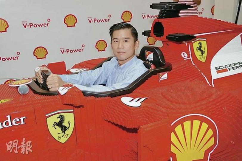 林海峰坐上由LEGO砌成的模型法拉利,他笑言感覺似升格為舞台王者郭富城。(攝影:鍾偉茵) 林海峰坐上由LEGO砌成的模型法拉利,他笑言感覺似升格為舞台王者郭富城。(攝影:鍾偉茵)
