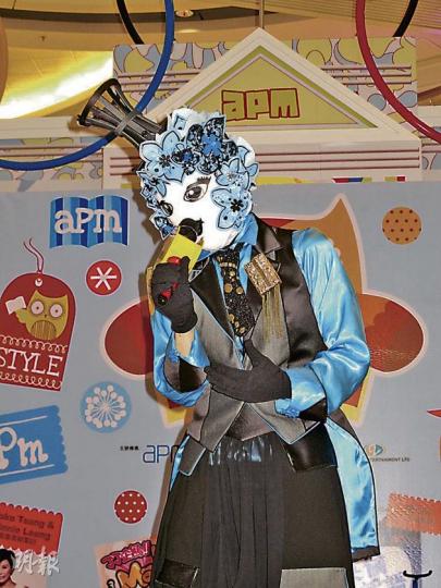 龍小菌即使戴着面具仍唱得投入,緋聞男友兼經理人邵子風則擔任司儀。(攝影/記者:李潔盈)邵子風(右)(攝影/記者:李潔盈) 龍小菌即使戴着面具仍唱得投入,緋聞男友兼經理人邵子風則擔任司儀。(攝影/記者:李潔盈)邵子風(右)(攝影/記者:李潔盈)