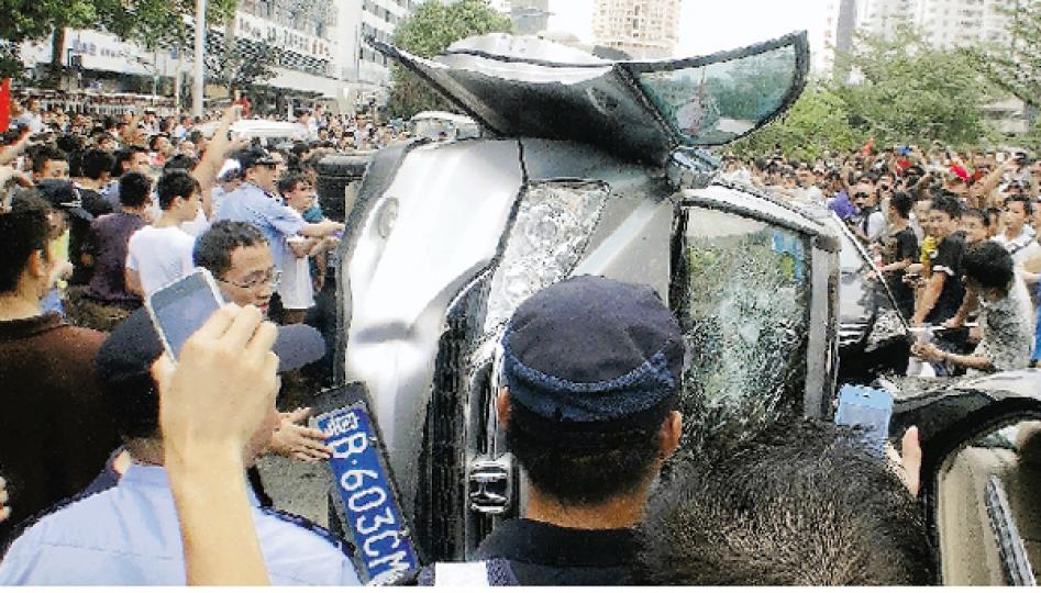 深圳大批示威者沿途破壞、掀翻日本私家車泄憤,警員在旁勸解。(明報記者攝) 深圳大批示威者沿途破壞、掀翻日本私家車泄憤,警員在旁勸解。(明報記者攝)