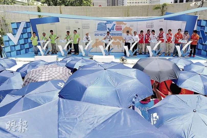 港台喺金鐘添馬公園搞超級議席選舉論壇,烈日當空,台下各候選人嘅支持者都頂唔順,要開遮擋太陽。(尹錦恩攝) 港台喺金鐘添馬公園搞超級議席選舉論壇,烈日當空,台下各候選人嘅支持者都頂唔順,要開遮擋太陽。(尹錦恩攝)