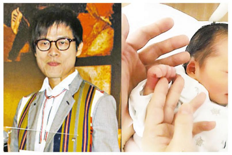 羅大佑上載一張照片,雖只是女兒用手仔握着他與太太的手,但幸福之情已不言而喻。(微博圖片) 羅大佑上載一張照片,雖只是女兒用手仔握着他與太太的手,但幸福之情已不言而喻。(微博圖片)