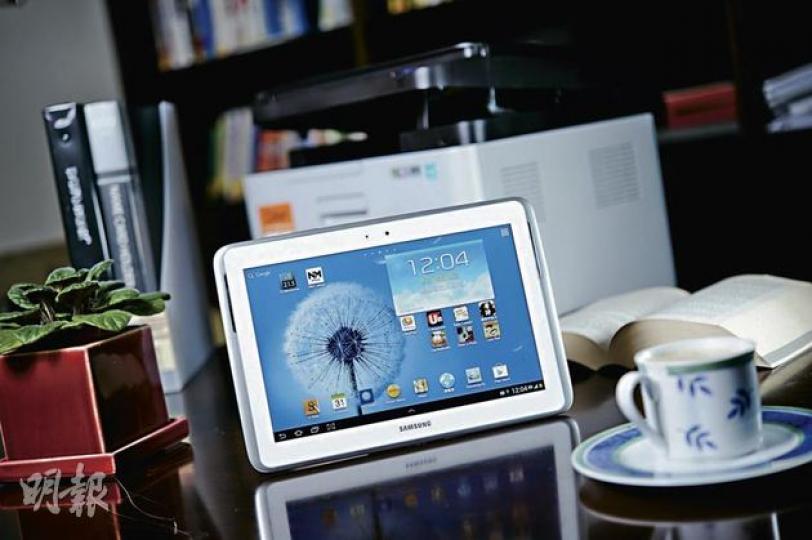 GALAXY Note 10.1加設了Multi Screen功能,可把屏幕一分為二,並可同時使用Pop up play播片功能。(葉思雅攝) 機身兩邊均設有喇叭,營造立體聲播放效果。(葉思雅攝) 除了屏幕頂設有視像鏡頭,機背頂部也有500萬像素鏡頭。(葉思雅攝) 機頂設有Sim卡插槽、3.5mm埠、紅外線埠、microSD記憶卡插槽和音量調校鍵。(葉思雅攝) 透過Smart Remote程式可把平板變成電視機遙控器使用。(葉思雅攝) 預載了Adobe Photoshop Touch影像編輯器。 GALAXY Note 10.1加設了Multi Screen功能,可把屏幕一分為二,並可同時使用Pop up play播片功能。(葉思雅攝) 機身兩邊均設有喇叭,營造立體聲播放效果。(葉思雅攝) 除了屏幕頂設有視像鏡頭,機背頂部也有500萬像素鏡頭。(葉思雅攝) 機頂設有Sim卡插槽、3.5mm埠、紅外線埠、microSD記憶卡插槽和音量調校鍵。(葉思雅攝) 透過Smart Remote程式可把平板變成電視機遙控器使用。(葉思雅攝) 預載了Adobe Photoshop Touch影像編輯器。