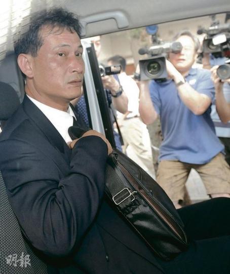被告鄧貴文(圖)昨認罪後,在庭上大爆懲教多年處理釋囚的手法,又指「全部同事都以『非官方做法』做事」。(劉焌陶攝) 被告梁肇榮(圖)承認於2009年間,曾兩度丟棄極大可能被驗出有吸毒的釋囚的尿液樣本,改以自己的尿液代替。(劉焌陶攝) 原同被控公職人員行為失當的陳振民(圖),昨獲暫撤控罪。他在2008至09年間,曾與首被告鄧貴文共事,並在同一小隊內處理監督釋囚的事務。(林綺琪攝) 被告鄧貴文(圖)昨認罪後,在庭上大爆懲教多年處理釋囚的手法,又指「全部同事都以『非官方做法』做事」。(劉焌陶攝) 被告梁肇榮(圖)承認於2009年間,曾兩度丟棄極大可能被驗出有吸毒的釋囚的尿液樣本,改以自己的尿液代替。(劉焌陶攝) 原同被控公職人員行為失當的陳振民(圖),昨獲暫撤控罪。他在2008至09年間,曾與首被告鄧貴文共事,並在同一小隊內處理監督釋囚的事務。(林綺琪攝)