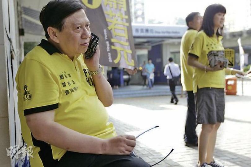 蕭若元上星期四喺筲箕灣擺街站拉票,佢話以佢所知,毓民係借咗8萬幾蚊畀黃洋達,交聘請大狀嘅費用。(郭慶輝攝) 人民力量黃洋達獲對手謝偉俊嘅律師樓協助打官司一事,大律師條數係幾多、邊個畀,有唔同版本。黃洋達回應查詢時話,係「自己畀錢打官司」,無收黃毓民錢。(劉焌陶攝) 人民力量黃毓民強調自己無借過錢畀黃洋達打官司,但至於有無幫對方「包底」,佢就以「內部事」為由,拒絕交代。(李紹昌攝) 蕭若元上星期四喺筲箕灣擺街站拉票,佢話以佢所知,毓民係借咗8萬幾蚊畀黃洋達,交聘請大狀嘅費用。(郭慶輝攝) 人民力量黃洋達獲對手謝偉俊嘅律師樓協助打官司一事,大律師條數係幾多、邊個畀,有唔同版本。黃洋達回應查詢時話,係「自己畀錢打官司」,無收黃毓民錢。(劉焌陶攝) 人民力量黃毓民強調自己無借過錢畀黃洋達打官司,但至於有無幫對方「包底」,佢就以「內部事」為由,拒絕交代。(李紹昌攝)