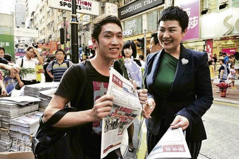 《新晚報》噚日復刊,社長夏萍(右)親自落街派報紙,隨報附送康乃馨,硬銷溫情路線。(鄧宗弘攝) 《新晚報》噚日復刊,社長夏萍(右)親自落街派報紙,隨報附送康乃馨,硬銷溫情路線。(鄧宗弘攝)