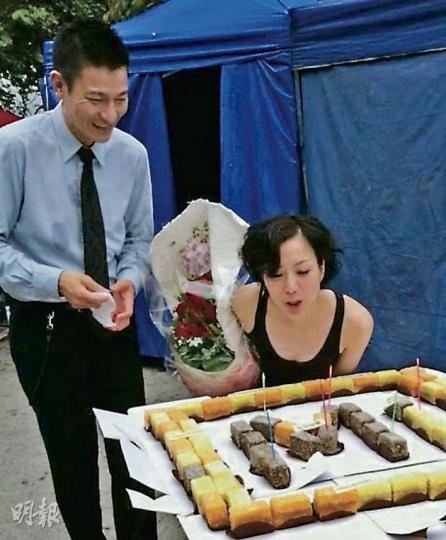 Sammi用力吹熄「Mi」字生日蛋糕上的蠟燭。(微博圖片) Sammi與華仔開心抱抱。(微博圖片) Sammi用力吹熄「Mi」字生日蛋糕上的蠟燭。(微博圖片) Sammi與華仔開心抱抱。(微博圖片)