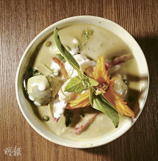 青咖喱大蝦 - 青茄子肉質爽口耐煮,放入泰式青咖喱慢煮也不會過腍。($180,Mango Tree)(陳淑安攝) 長形白茄子(林俊源攝) 長形紫茄子(林俊源攝) 美極醬茄子野菌牛柳粒 - 採用溫室紫茄子,茄子烹煮時間恰到好處,茄肉不會過腍,亦能保存色澤,與鮮野菌、嫩滑牛柳粒同炒,整道菜口感非常豐富。($178,桃李,9月起供應)(林俊源攝) Steamed Mussels - 藍青口以總廚Ken自製的番茄醬汁烹製,番茄醬汁以Roma番茄、洋葱、蒜、白酒、意大利香腸煮成,最後加入少許番紅花為醬汁增 青咖喱大蝦 - 青茄子肉質爽口耐煮,放入泰式青咖喱慢煮也不會過腍。($180,Mango Tree)(陳淑安攝) 長形白茄子(林俊源攝) 長形紫茄子(林俊源攝) 美極醬茄子野菌牛柳粒 - 採用溫室紫茄子,茄子烹煮時間恰到好處,茄肉不會過腍,亦能保存色澤,與鮮野菌、嫩滑牛柳粒同炒,整道菜口感非常豐富。($178,桃李,9月起供應)(林俊源攝) Steamed Mussels - 藍青口以總廚Ken自製的番茄醬汁烹製,番茄醬汁以Roma番茄、洋葱、蒜、白酒、意大利香腸煮成,最後加入少許番紅花為醬汁增