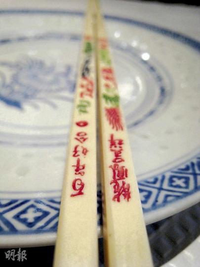 要選合胃口的中餐館,看看食客和餐具擺設,你就知道它服務的對象是我們,還是當地外國人了。(黃潔玲攝) 要選合胃口的中餐館,看看食客和餐具擺設,你就知道它服務的對象是我們,還是當地外國人了。(黃潔玲攝)