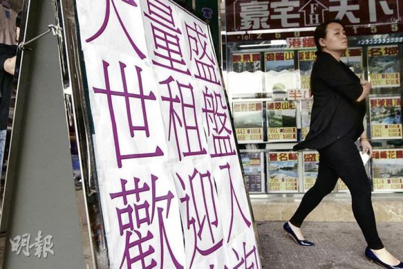 大圍租盤被內地生一掃而空,名城三期盛世尚未入伙已錄預租個案,市場約有70個放盤,有代理行在舖前擺放招租字句吸客。(郭慶輝攝)名城3期盛世(圖左)未入伙已錄約10宗預租個案,呎租達20元,比盛薈入伙初期曾低見15元高逾三成,但仍較樓齡近30年的金禧花園低。(郭慶輝攝) 大圍租盤被內地生一掃而空,名城三期盛世尚未入伙已錄預租個案,市場約有70個放盤,有代理行在舖前擺放招租字句吸客。(郭慶輝攝)名城3期盛世(圖左)未入伙已錄約10宗預租個案,呎租達20元,比盛薈入伙初期曾低見15元高逾三成,但仍較樓齡近30年的金禧花園低。(郭慶輝攝)
