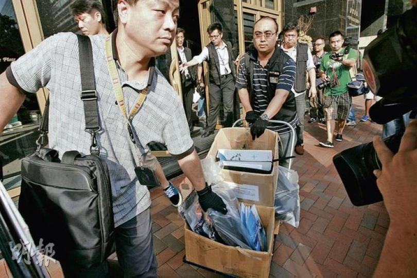 警方揭發涉款逾4000萬的跨境物業投資騙案,估計受害人逾500,行動中在尖沙嘴康宏廣場涉案公司單位內檢走大批證物,包括廣告板、入會文件及房地產項目介紹書等。(黃雄攝)探員檢走證物中,包括馬來西亞大型度假屋投資項目介紹書,不排除是公司用以欺騙市民加入投資計劃的道具。(黃雄攝) 警方揭發涉款逾4000萬的跨境物業投資騙案,估計受害人逾500,行動中在尖沙嘴康宏廣場涉案公司單位內檢走大批證物,包括廣告板、入會文件及房地產項目介紹書等。(黃雄攝)探員檢走證物中,包括馬來西亞大型度假屋投資項目介紹書,不排除是公司用以欺騙市民加入投資計劃的道具。(黃雄攝)