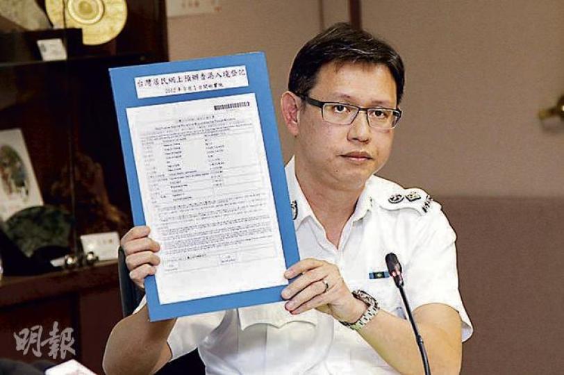 入境處首席入境事務主任楊子忻期望台灣旅客在網上辦理簽證申請後,可打印出圖中的「入境標籤」,攜同此文件與護照即可來港。(林俊源攝) 入境處首席入境事務主任楊子忻期望台灣旅客在網上辦理簽證申請後,可打印出圖中的「入境標籤」,攜同此文件與護照即可來港。(林俊源攝)