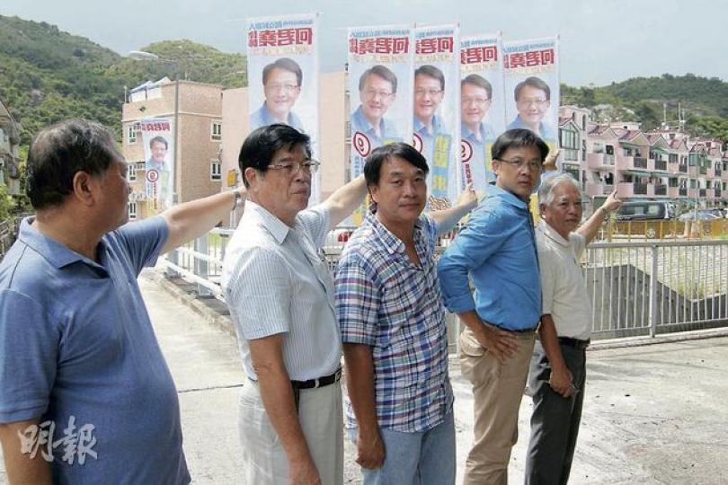 何君堯(右二)同屯門大欖涌村代表胡官帶(右一)以及一班村民,一齊指住風切變雷達站選址(圖右上)。(林景輝攝) 何君堯(右二)同屯門大欖涌村代表胡官帶(右一)以及一班村民,一齊指住風切變雷達站選址(圖右上)。(林景輝攝)