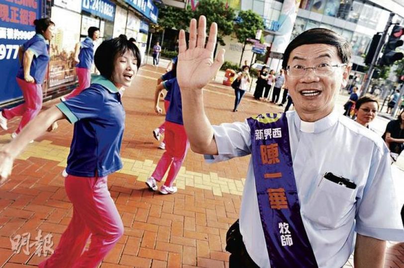 陳一華牧師(右)噚日落區宣傳,仲有幾個女士(左)跟住基督教歌曲跳舞助興。(尹錦恩攝) 陳一華牧師(右)噚日落區宣傳,仲有幾個女士(左)跟住基督教歌曲跳舞助興。(尹錦恩攝)