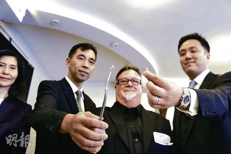 心臟科專科醫生高立忻(右一)及接受新技術治療的患者David(右二),手持微型夾狀儀器,介紹利用導管技術治療心臟「二尖瓣倒流」。(梁杏怡攝)新技術的微創夾子可通過直徑小於6毫米的導管進入心瓣,夾緊二尖瓣以防血液再倒流,患者可避免造成大傷口及高風險的傳統開腔手術。(梁杏怡攝) 心臟科專科醫生高立忻(右一)及接受新技術治療的患者David(右二),手持微型夾狀儀器,介紹利用導管技術治療心臟「二尖瓣倒流」。(梁杏怡攝)新技術的微創夾子可通過直徑小於6毫米的導管進入心瓣,夾緊二尖瓣以防血液再倒流,患者可避免造成大傷口及高風險的傳統開腔手術。(梁杏怡攝)