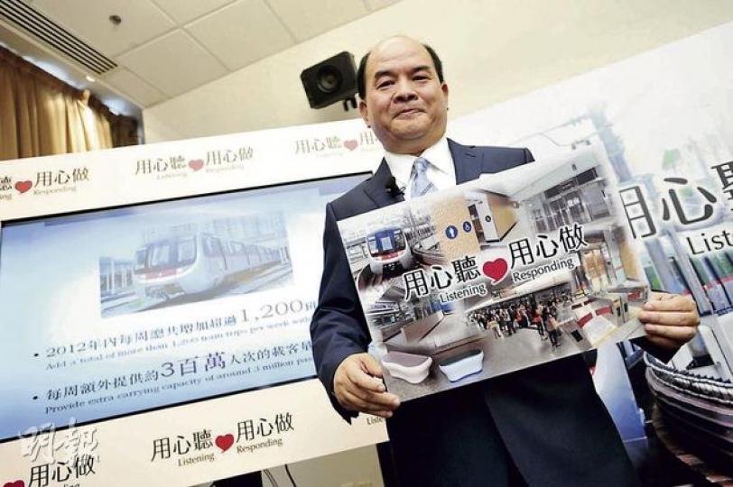 港鐵車務營運主管李聖基表示,下周一起將增加觀塘線、將軍澳線和西鐵線班次,合計每周額外增加285班列車,並於年底再加班,令整個港鐵網絡今年內累計增加1200班列車。(鄧宗弘攝) 港鐵車務營運主管李聖基表示,下周一起將增加觀塘線、將軍澳線和西鐵線班次,合計每周額外增加285班列車,並於年底再加班,令整個港鐵網絡今年內累計增加1200班列車。(鄧宗弘攝)