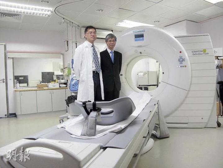 伊院添置一部電腦斷層掃描儀,九龍中醫院聯網總監熊志添(右)估計每年能額外為5000名病人提供掃描,但放射診斷部門主管鄧國穎(左)承認,未聘有足夠醫生應付額外服務。(阮穎嘉攝) 伊院添置一部電腦斷層掃描儀,九龍中醫院聯網總監熊志添(右)估計每年能額外為5000名病人提供掃描,但放射診斷部門主管鄧國穎(左)承認,未聘有足夠醫生應付額外服務。(阮穎嘉攝)