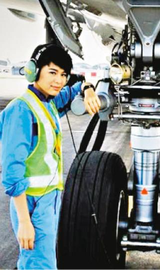 胡杏兒於劇集《衝上雲霄II》飾演飛機維修員,昨日便在機場取景。(微博圖片) 胡杏兒於劇集《衝上雲霄II》飾演飛機維修員,昨日便在機場取景。(微博圖片)