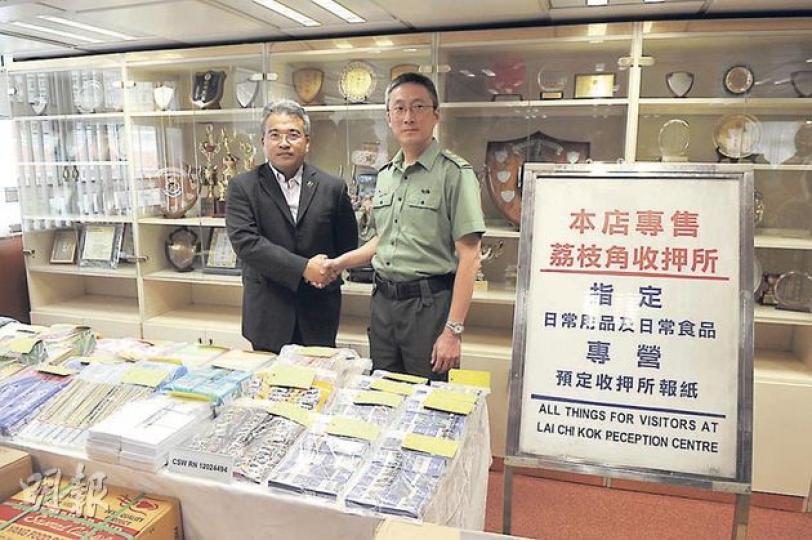 警方深水埗區助理指揮官(刑事)劉達強(左)指出,這是本港首次搗破「代客探監」集團,估計集團曾收取服務費,找人冒認囚犯朋友探監。右為茘枝角收押所總懲教主任(人事及總務)孫偉揚。(黃熙麗攝) 警方深水埗區助理指揮官(刑事)劉達強(左)指出,這是本港首次搗破「代客探監」集團,估計集團曾收取服務費,找人冒認囚犯朋友探監。右為茘枝角收押所總懲教主任(人事及總務)孫偉揚。(黃熙麗攝)